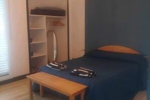 2 habitaciones, tabla de planchar con plancha y ropa de cama 