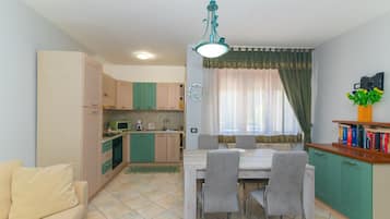 Frigorífic, microones, forn i placa de cuina