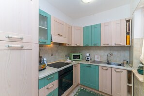 Fridge, microwave, oven, stovetop - "La Casa in Gallura" ground floor apartment (Calangianus)