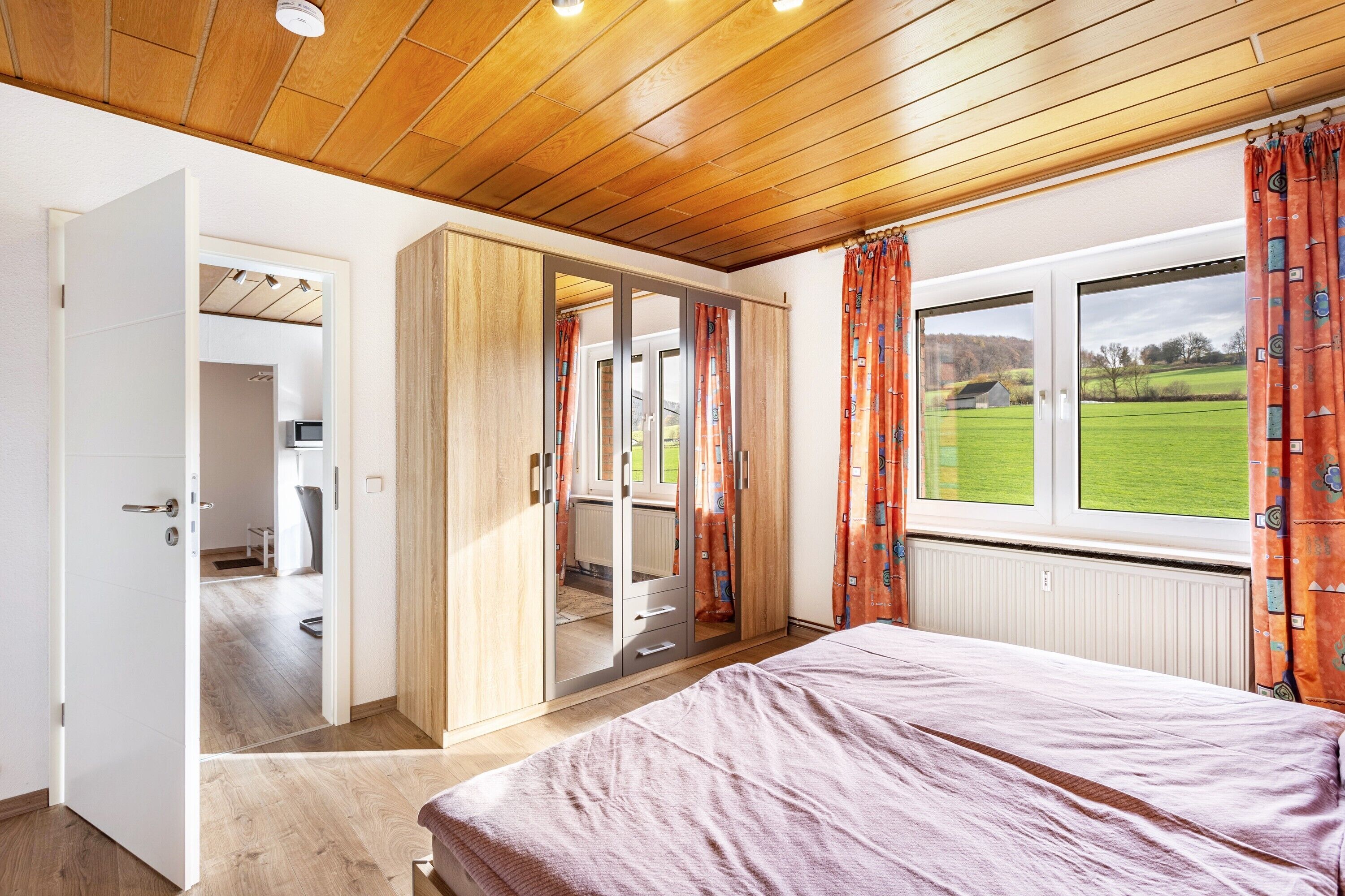 2 chambres, fer et planche à repasser, Wi-Fi, draps fournis