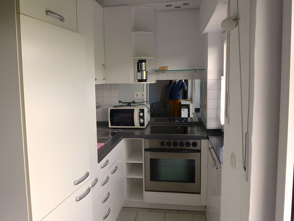 ثلاجة، ميكروويف، فرن، موقد طهي مسطح