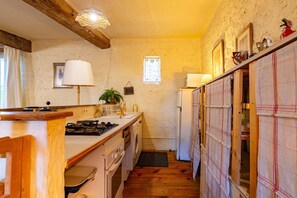 Kühlschrank, Ofen, Herdplatte, Hochstuhl