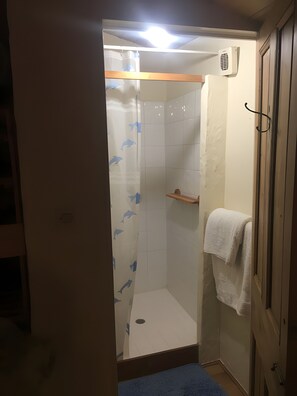 Suihku, hiustenkuivaaja, pyyhkeet