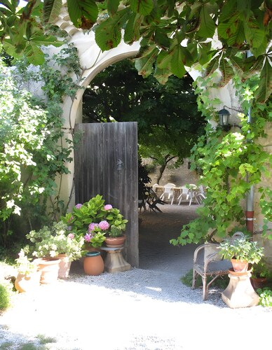 Chambre Rose avec piscine et jardin
