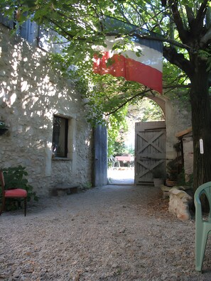 المنطقة المحيطة بالمنشأة