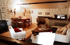 Televisión y chimenea 