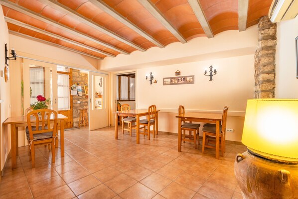 Dining - Room 'Habitació Triple' with Mountain View, Wi-Fi and Air Conditioning (Conques)