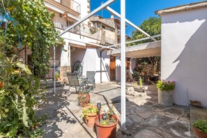 Outdoor dining - Room 'Habitació Triple' with Mountain View, Wi-Fi and Air Conditioning (Conques)