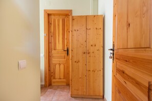 Interior - Room 'Habitació Triple' with Mountain View, Wi-Fi and Air Conditioning (Conques)