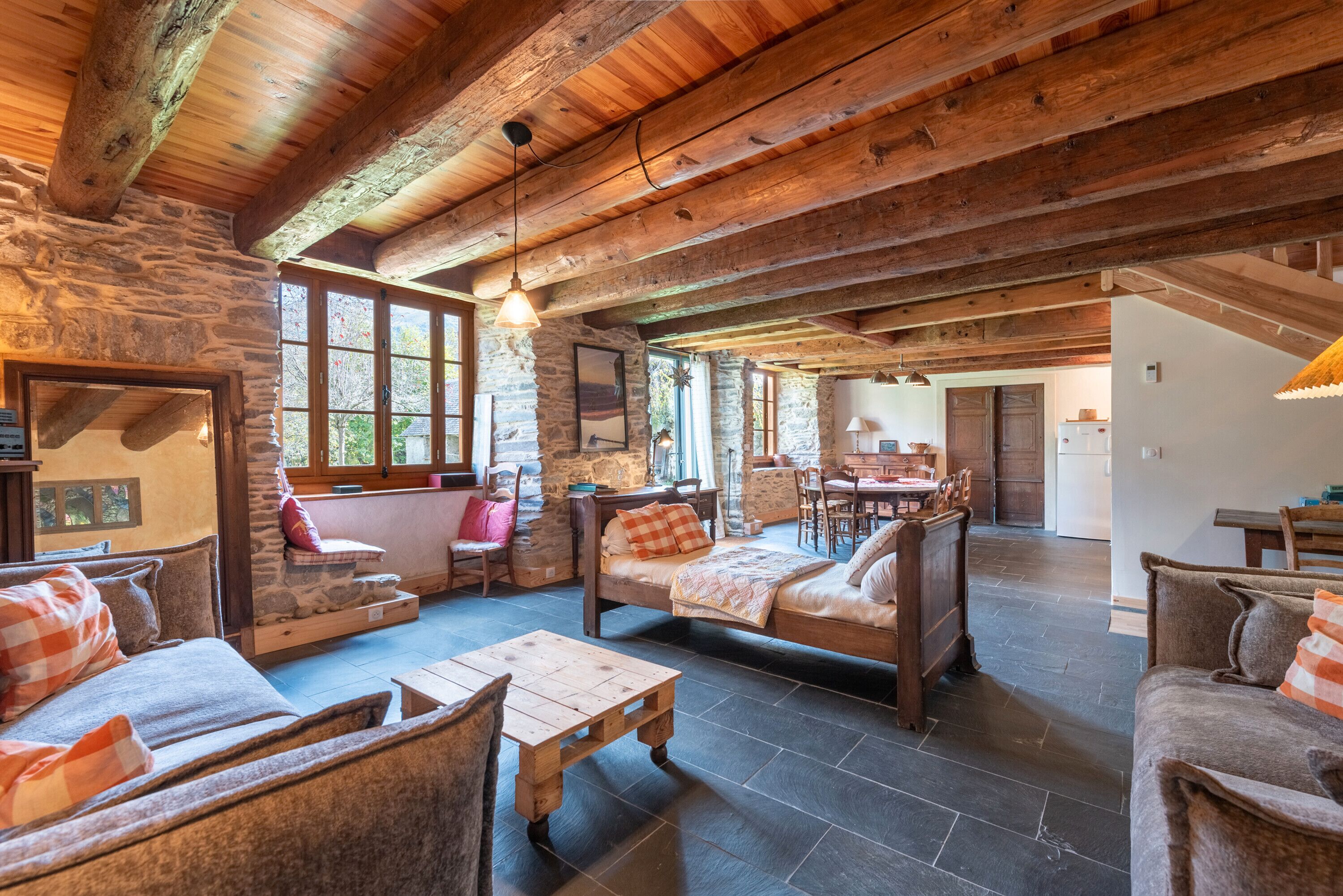 Cheminée, table de tennis de table, chaîne hi-fi