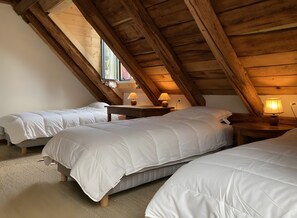 3 habitaciones, tabla de planchar con plancha y ropa de cama 