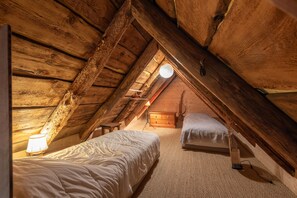 3 quartos, ferros/tábuas de passar roupa, roupa de cama