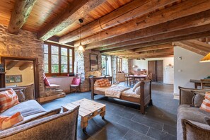 Chimenea, tenis de mesa y estéreo 