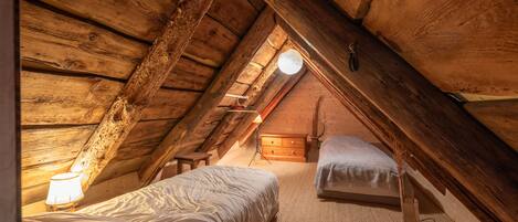 3 dormitorios, tabla de planchar con plancha, ropa de cama