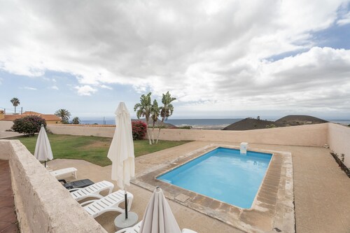 Holiday Home 'El Pinito' with Sea View, Wi-Fi and Air Conditioning