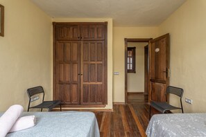 4 bedrooms, iron/ironing board, WiFi, bed sheets