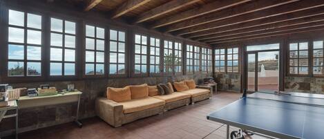 Fernseher, Kamin, Tischtennisplatte