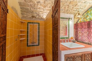 Dusche, kostenlose Toilettenartikel, Haartrockner, Handtücher