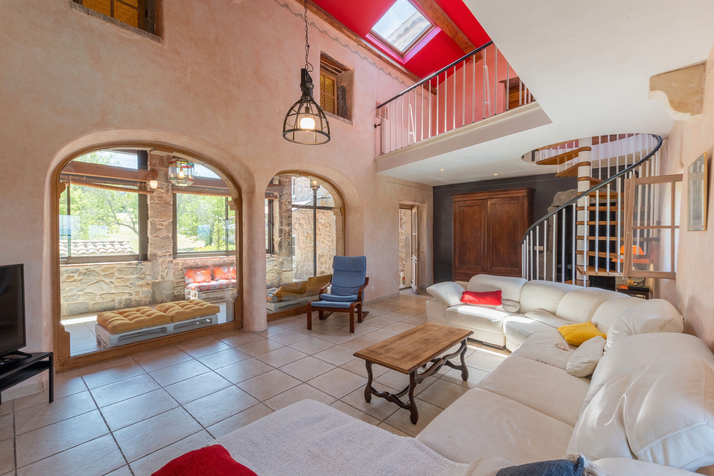 Televisión y chimenea 