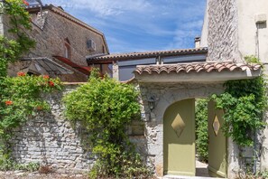 Exterior detail - Holiday Home 'Mas Le Bragalou' with Mountain View, Private Pool and Wi-Fi (Courry)