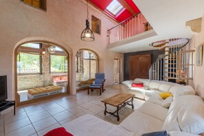 TV, fireplace - Holiday Home 'Mas Le Bragalou' with Mountain View, Private Pool and Wi-Fi (Courry)