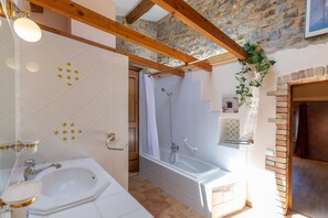 Dusche, kostenlose Toilettenartikel, Haartrockner, Handtücher