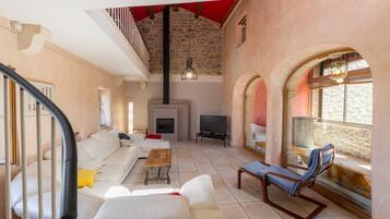 Televisión y chimenea