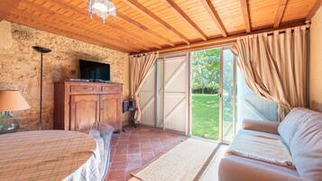 Una chimenea, una mesa de tenis de mesa