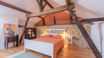 4 bedrooms, WiFi, bed sheets