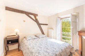 4 bedrooms, WiFi, bed sheets