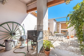Outdoor dining - Room 'Habitación Doble' with Mountain View, Wi-Fi and Air Conditioning (Conques)
