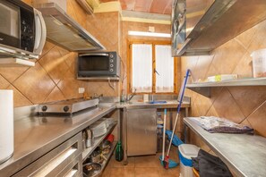 Private kitchen - Room 'Habitación Doble' with Mountain View, Wi-Fi and Air Conditioning (Conques)