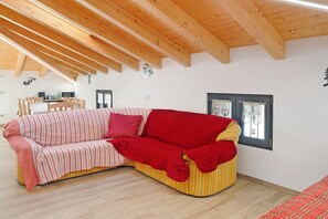 TV - Holiday Home 'Sam Fiamet' with Mountain View, Shared Garden and Wi-Fi (GROSIO)