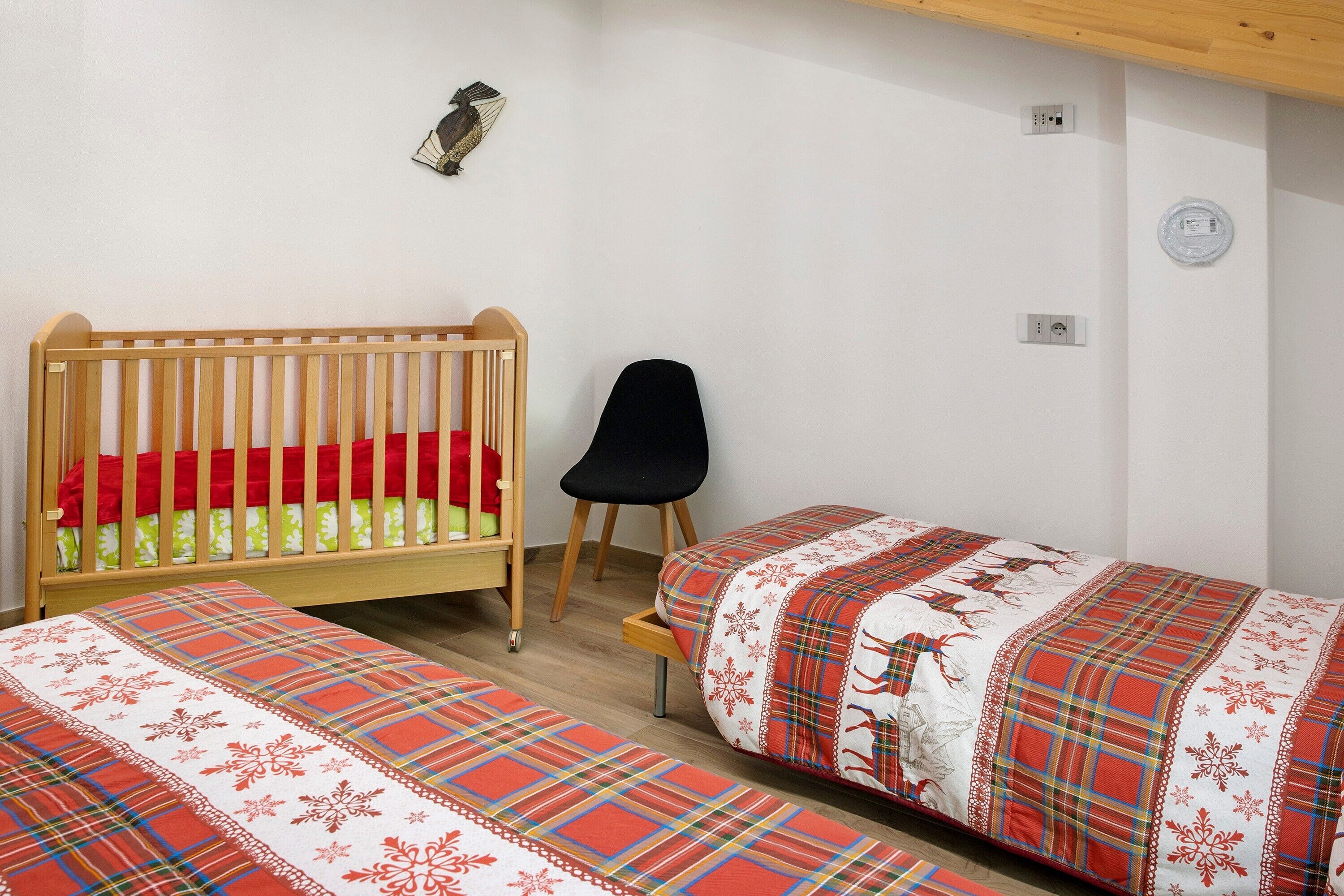 3 bedrooms, desk, WiFi, bed sheets
