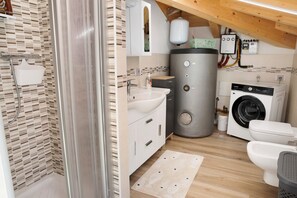 Dusche, kostenlose Toilettenartikel, Haartrockner, Handtücher