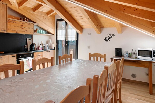 Frigorifero, microonde, forno, piano cottura