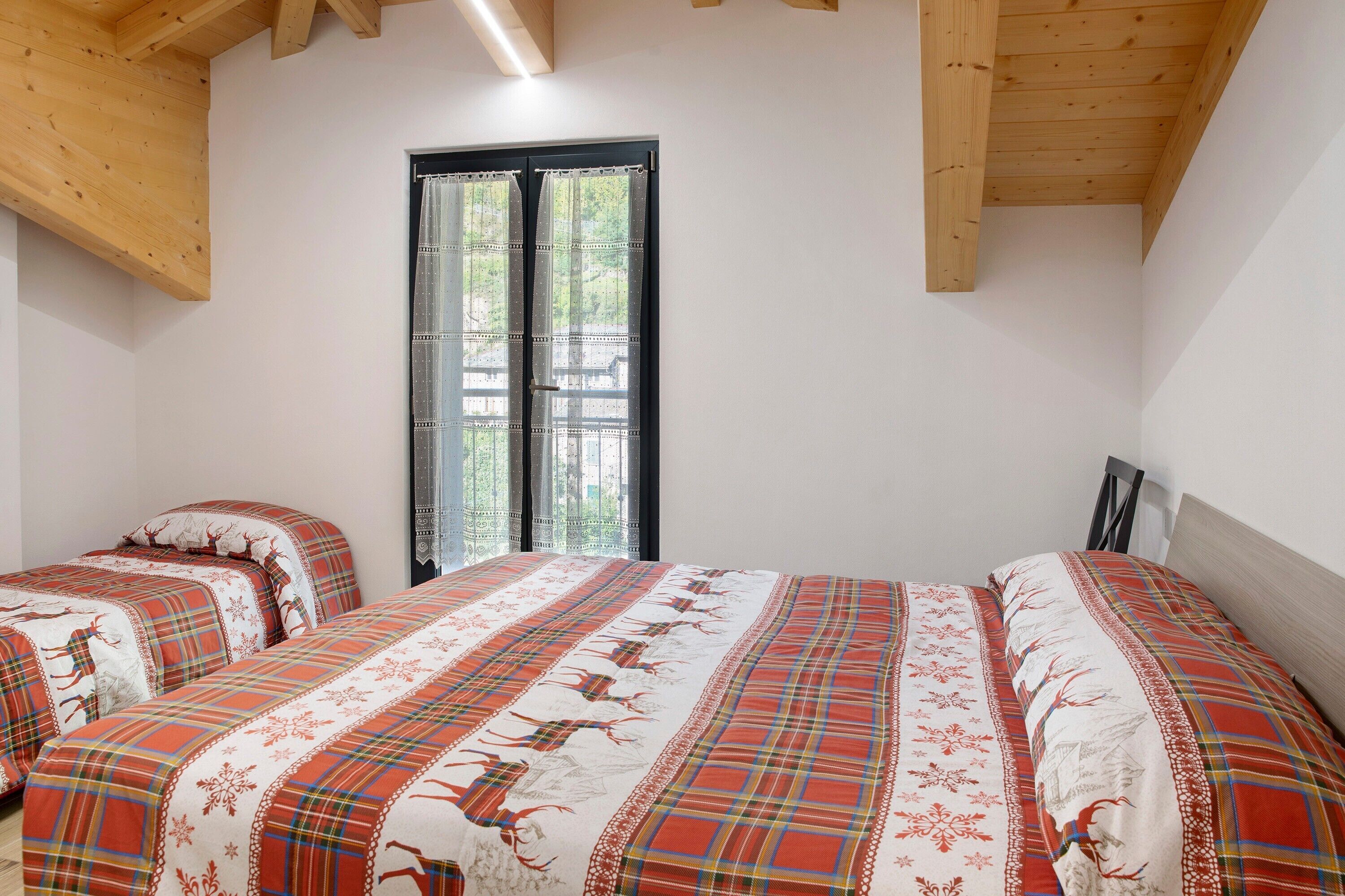 3 bedrooms, desk, WiFi, bed sheets