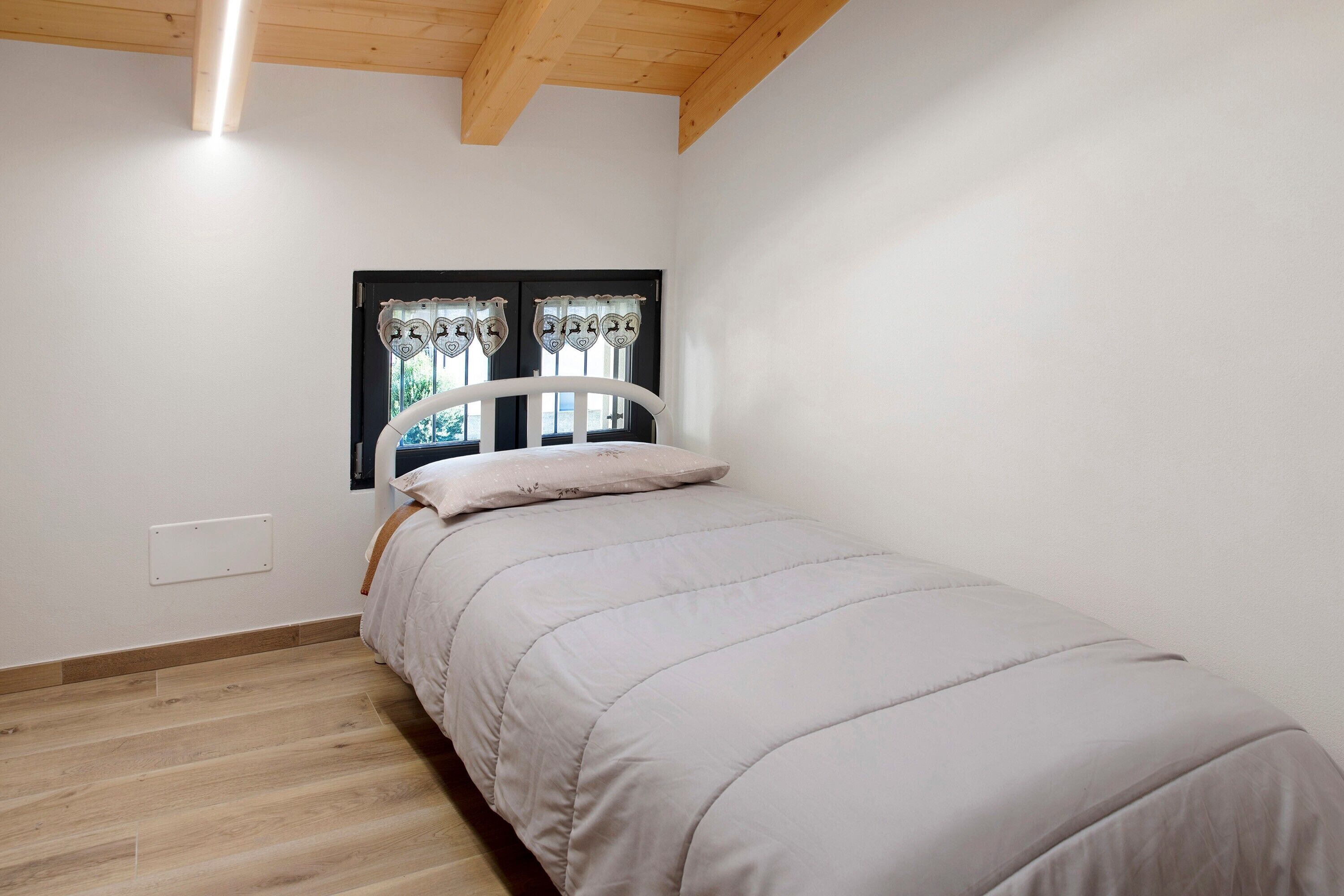 3 bedrooms, desk, WiFi, bed sheets