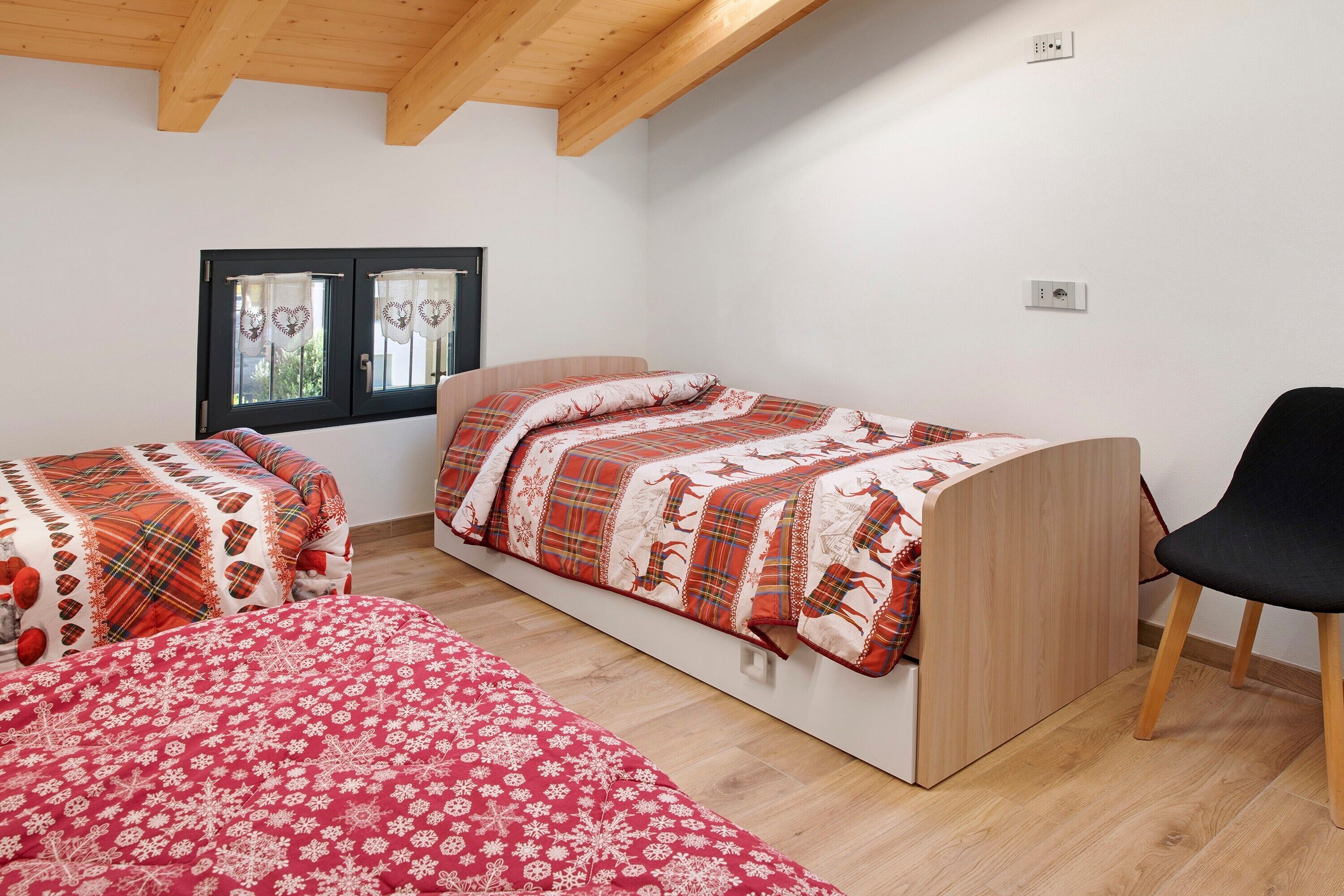 3 bedrooms, desk, WiFi, bed sheets