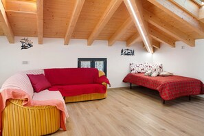 Interior - Holiday Home 'Sam Fiamet' with Mountain View, Shared Garden and Wi-Fi (GROSIO)