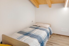 3 bedrooms, desk, WiFi, bed sheets