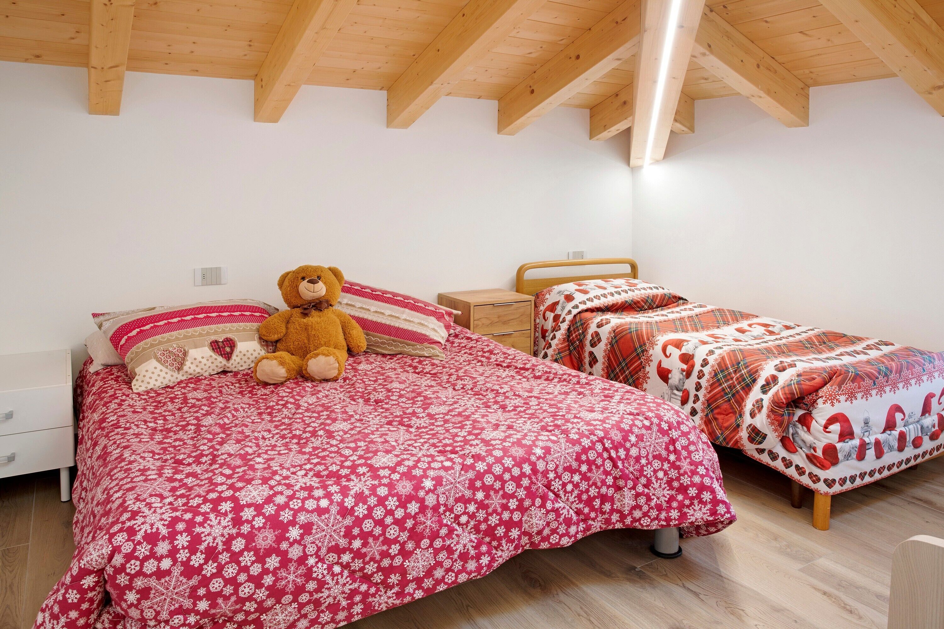 3 bedrooms, desk, WiFi, bed sheets