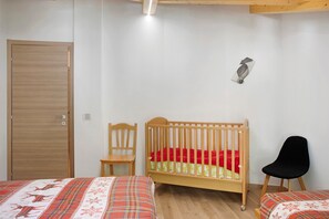 3 bedrooms, desk, WiFi, bed sheets