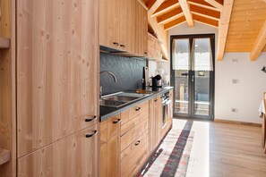 Fridge, microwave, oven, stovetop - Holiday Home 'Sam Fiamet' with Mountain View, Shared Garden and Wi-Fi (GROSIO)