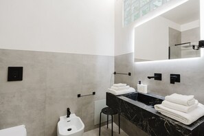 Douche, sèche-cheveux, serviettes fournies