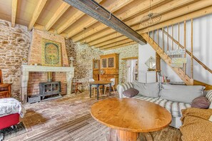 TV, fireplace - Fresh Stone House in Amélie with Garden and Wi-Fi (Saint-Germain-d'Esteuil)
