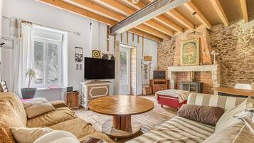 Télévision, cheminée