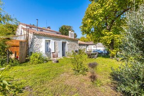 Exterior - Holiday Home 'D'Amélie' with Shared Terrace, Shared Garden and Wi-Fi (Saint-Germain-d'Esteuil)