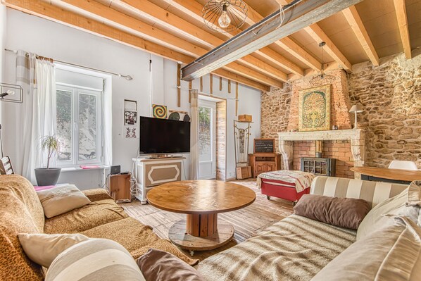 TV, fireplace - Holiday Home 'D'Amélie' with Shared Terrace, Shared Garden and Wi-Fi (Saint-Germain-d'Esteuil)