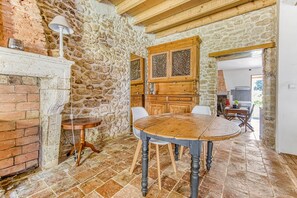 Dining - Fresh Stone House in Amélie with Garden and Wi-Fi (Saint-Germain-d'Esteuil)